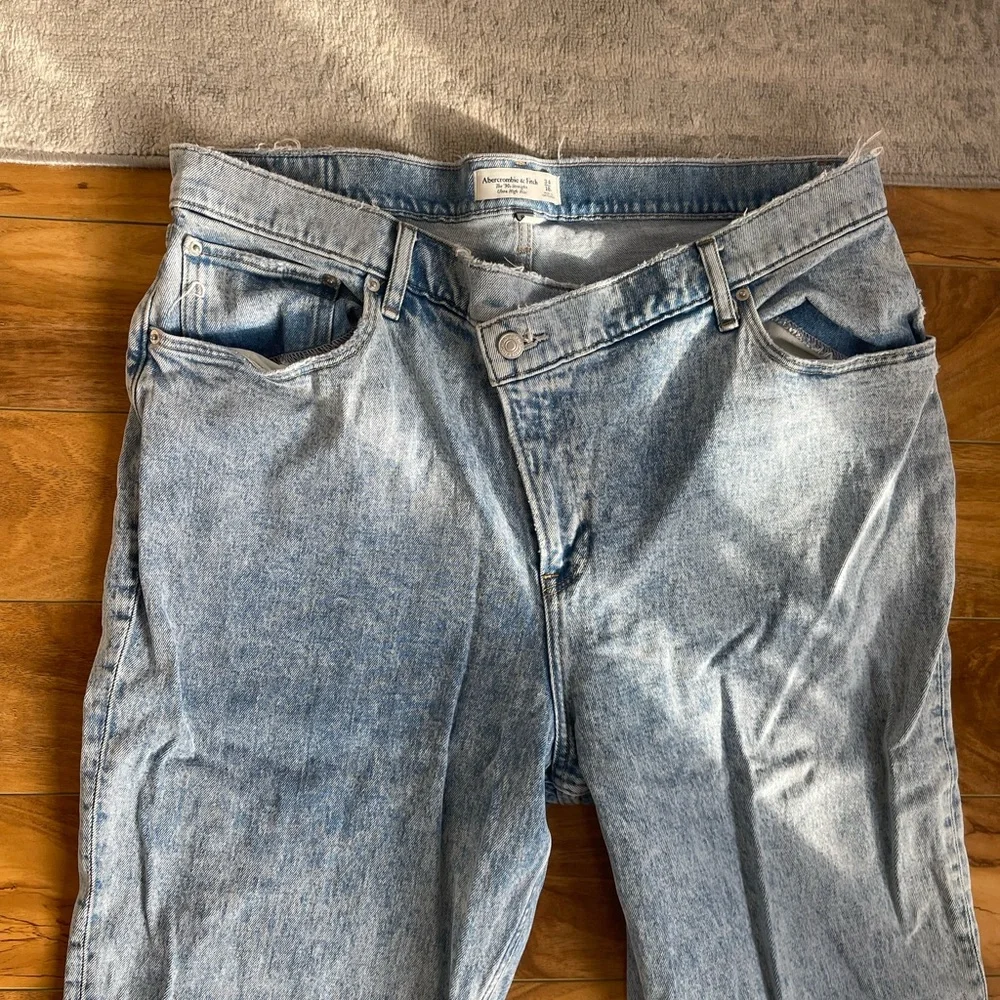 Abercrombie & Fitch The 90s Straight Ultra High Rise Curve Love Crossover Waist - Picture 3 of 5